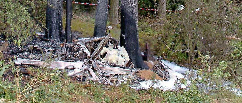 Wrackteile der Unglücksmaschine in einem Wald bei Coburg.