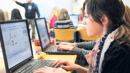 In ihrem Medium. Schüler, die im Unterricht ein Netbook nutzen, lernen motivierter. Davon ist die große Mehrheit der Lehrer und Eltern überzeugt, Schüler sind etwas skeptischer.