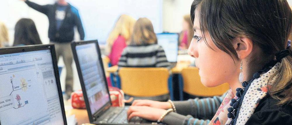 In ihrem Medium. Schüler, die im Unterricht ein Netbook nutzen, lernen motivierter. Davon ist die große Mehrheit der Lehrer und Eltern überzeugt, Schüler sind etwas skeptischer. 