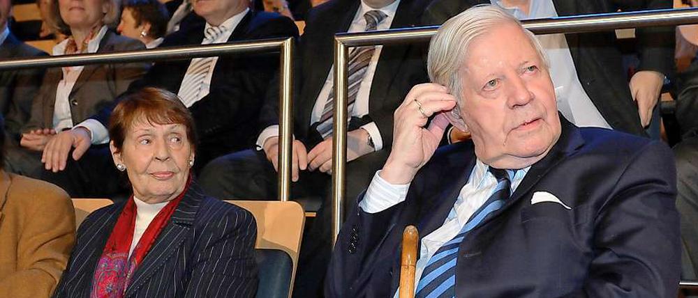 Altkanzler Helmut Schmidt und Ruth Loah im März 2011 in Hamburg zu Gast im Rolf-Liebermann-Studio des NDR.