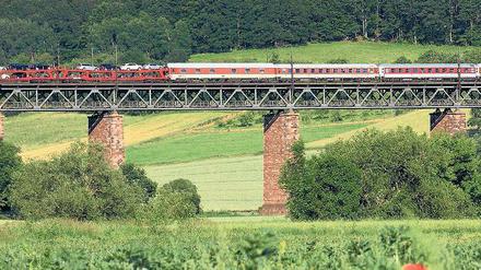Verkehrsstau adé. Hier passiert die Bahn in flottem Tempo die Werrabrücke Oberrieden. Foto: Wolfgang Klee, DB