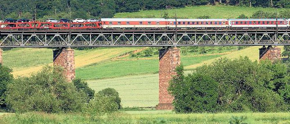 Verkehrsstau adé. Hier passiert die Bahn in flottem Tempo die Werrabrücke Oberrieden. Foto: Wolfgang Klee, DB