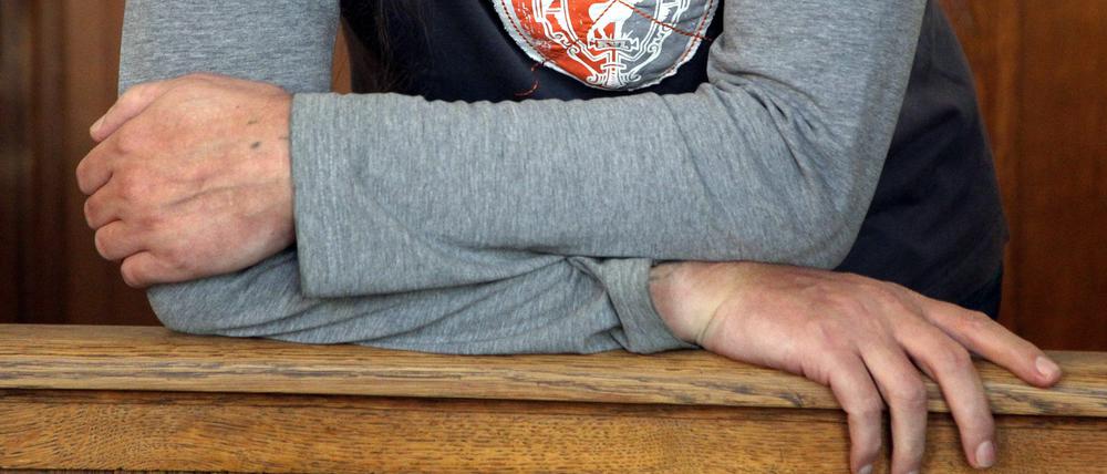 Auf der Anklagebank: Rainer P., der aus Gründen des Persönlichkeitsschutzes nicht erkennbar sein darf, im Kriminalgericht Moabit.