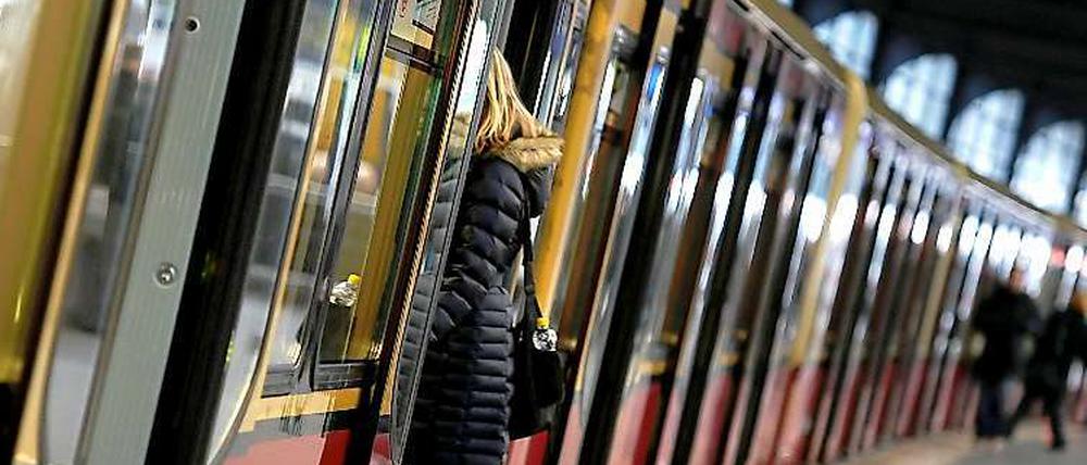 Tragischer Unfall in Ahrensfelde: Ein Jugendlicher wurde in der Tür eingeklemmt und mitgeschleift. 