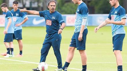 Neuer Trainer, neuer Kapitän. Jos Luhukay im Gespräch mit Peter Niemeyer. Foto: dpa
