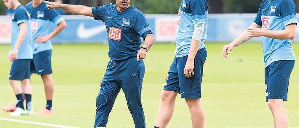 Neuer Trainer, neuer Kapitän. Jos Luhukay im Gespräch mit Peter Niemeyer. Foto: dpa