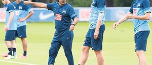 Neuer Trainer, neuer Kapitän. Jos Luhukay im Gespräch mit Peter Niemeyer. Foto: dpa