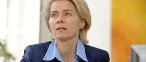 Arbeitsministerin Ursula von der Leyen geht auf Konfrontationskurs mit FDP-Chef und Vizekanzler Philipp Rösler.