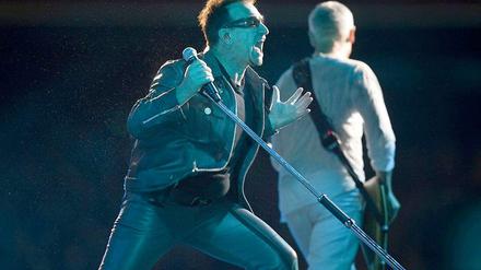 Die irische Band U2 mit ihrem Sänger Bono ließ sich vom Bahnhof Zoo zu "Zoo Station" inspirieren. 