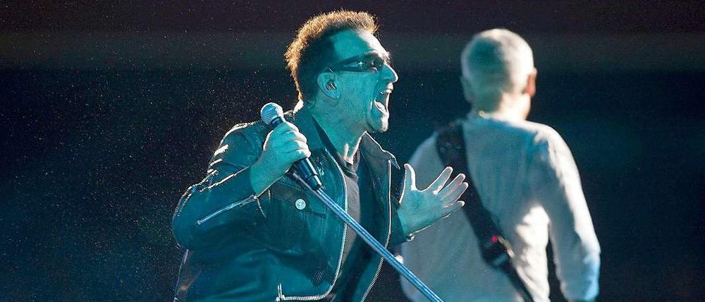 Die irische Band U2 mit ihrem Sänger Bono ließ sich vom Bahnhof Zoo zu "Zoo Station" inspirieren. 