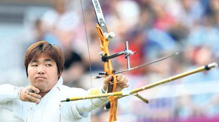 Dahinten ist die Scheibe! Auch die farbigen Kreise darauf kann Dong Hyun Im unterscheiden – so gut, dass es am Freitag zum ersten Einzel-Gold für Südkoreas Bogenschützen reichen könnte. Foto: dapd