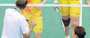 Leute, so geht es nicht! Ein Schiedsrichter als Motivator. Foto: dapd