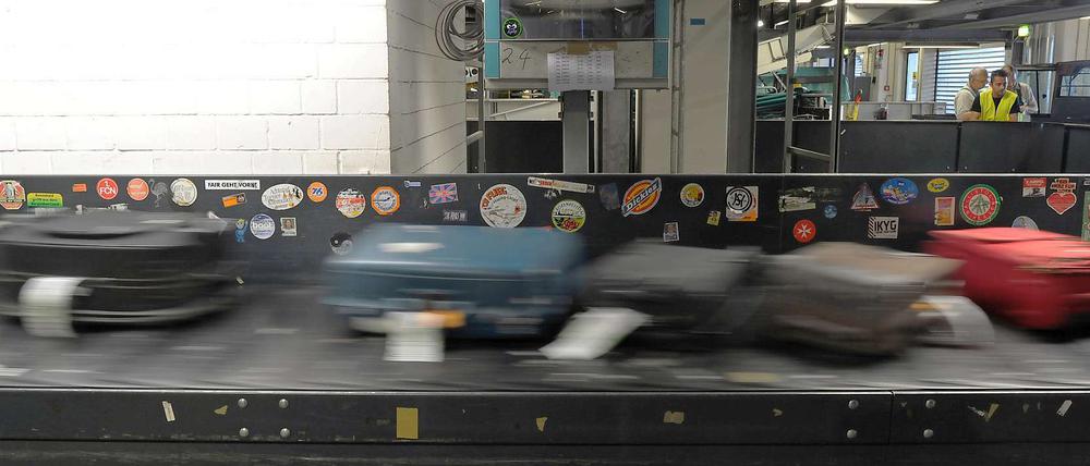Kofferabfertigung am Flughafen. Die berühmten "kurzen Wege" in Tegel gelten nicht für das Gepäck.