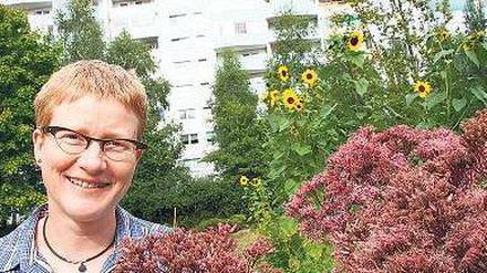 Platte plus Grün. Anna Härtel, Projektleiterin des interkulturellen Nachbarschaftsgartens in Hohenschönhausen, ist stolz, was Anwohner auf dem einst überwucherten Gelände geschaffen haben. 