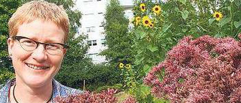 Platte plus Grün. Anna Härtel, Projektleiterin des interkulturellen Nachbarschaftsgartens in Hohenschönhausen, ist stolz, was Anwohner auf dem einst überwucherten Gelände geschaffen haben.