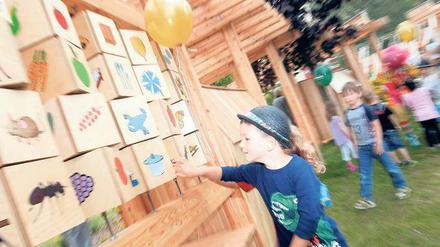 Rat mal, was hier lebt. Ein Fest für die Kinder an der Quizwand war die Eröffnung des Marzahner Kieztreffs in der Schwarzburger Straße am Sonnabend allemal. Doch auch die Erwachsenen haben ihre Ecken, denn der Mietergarten bietet Betätigungsfelder für alle: Beete, Pergola, Teich, Bänke unter Bäumen oder eine Obstbaumallee.