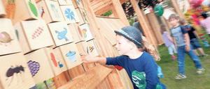 Rat mal, was hier lebt. Ein Fest für die Kinder an der Quizwand war die Eröffnung des Marzahner Kieztreffs in der Schwarzburger Straße am Sonnabend allemal. Doch auch die Erwachsenen haben ihre Ecken, denn der Mietergarten bietet Betätigungsfelder für alle: Beete, Pergola, Teich, Bänke unter Bäumen oder eine Obstbaumallee.