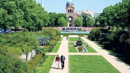 Das Schmuckstückchen: Grüne Wiesen, Rosenspaliere, am Ende ein Teich mit Fontänen und sonnenbeschienener Caféterrasse: Das Engelbecken mit seinem anschließenden Park genau zwischen  Kreuzberg und Mitte ist ein Prachtstück, um das sich vor allem ein Zusammenschluss von Anwohnern verdient macht – der Bürgerverein Luisenstadt.