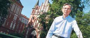Das Chaos ist noch nicht beseitigt. Juwelier Michael Grimm, Sprecher der Initiative AG Kunst und Kultur in Tegel, steht an einem im Juni vom Sturm gefällten Baum.