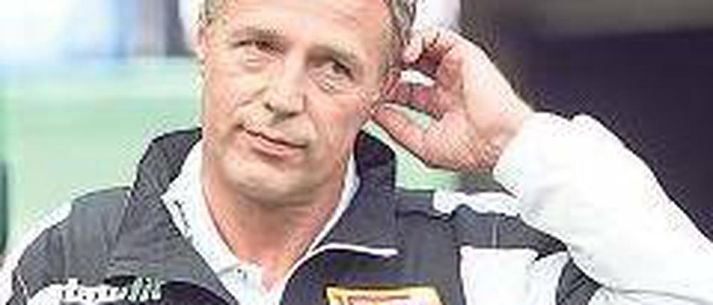 Unzufrieden. Unions Trainer Neuhaus haderte zuletzt mit Mattuschka. Foto: dapd