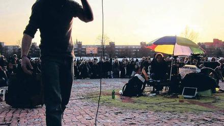 Immer wieder sonntags. Karaoke-Profi Joe Hatchiban hat eine prima Sommersaison hinter sich: An den Sonntagen warteten seine Fans schon auf ihn und seine Show im Mauerpark. Und der Bezirk hat nichts mehr zu meckern: Der Park blieb sauber.
