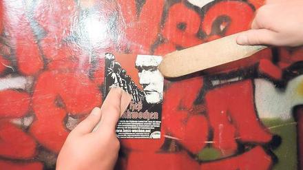 Weg mit dem Schandfleck. Die Initiative „Uffmucken“ auf einem ihrer Einsätze in Lichtenberg. Sie wollen zeigen, welche Ortsteile zu den Zentren der Neonazis gehören.