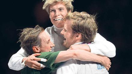Ende eines turbulenten Tages. Benjamin Kleibrink, Peter Joppich und André Weßels (v.l.) jubeln über Bronze. Foto: dapd