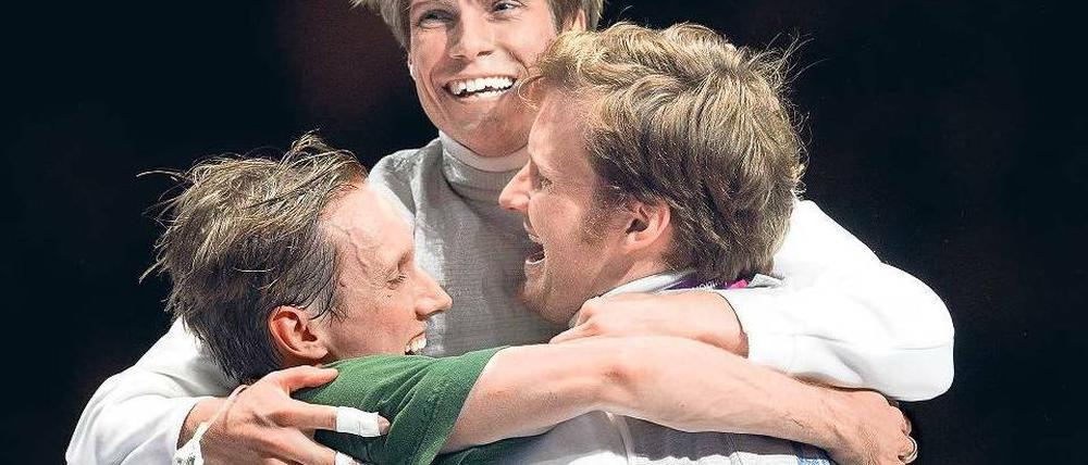 Ende eines turbulenten Tages. Benjamin Kleibrink, Peter Joppich und André Weßels (v.l.) jubeln über Bronze. Foto: dapd