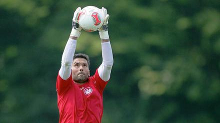 Hält ewig. Oka Nikolov, 38 Jahre, hatte viele Konkurrenten, spielte am Ende aber immer. Weiß das der neue Torwart Kevin Trapp?