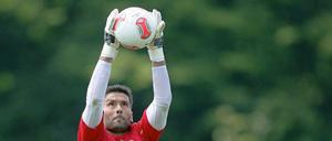 Hält ewig. Oka Nikolov, 38 Jahre, hatte viele Konkurrenten, spielte am Ende aber immer. Weiß das der neue Torwart Kevin Trapp?