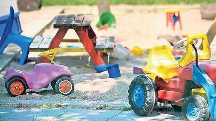 Gefahr im Sandkasten. Kunststoffe und Farben können etwa Blei enthalten. Foto: dapd
