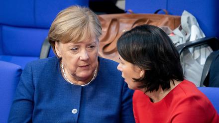 Bundeskanzlerin Angela Merkel und Annalena Baerbock im Bundestag.