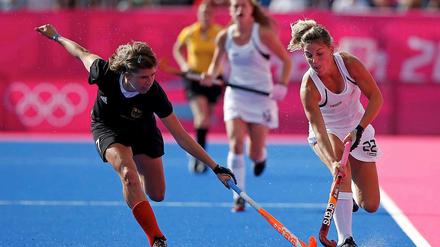 Natascha Kellers (l.) olympischer Abschluss endet mit einer Enttäuschung. Die deutsche Fahnenträgerin spielt mit der Hockey-Nationalmannschaft der Frauen nur um Platz sieben.