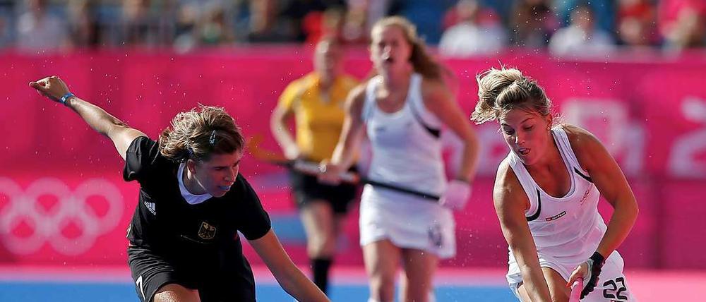 Natascha Kellers (l.) olympischer Abschluss endet mit einer Enttäuschung. Die deutsche Fahnenträgerin spielt mit der Hockey-Nationalmannschaft der Frauen nur um Platz sieben.
