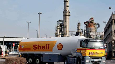 Nur weg! Shell zieht Milliarden Euro aus europäischen Krisenländern ab.