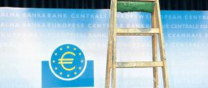 Leere Versprechungen. Die jüngste Ankündigung von Mario Draghi, die EZB werde „alles Notwendige“ tun, um den Euro zu retten, hatte hohe Erwartungen an den Finanzmärkten geweckt. Doch am Donnerstag ließ der Notenbank-Chef vieles offen. Foto: dpa