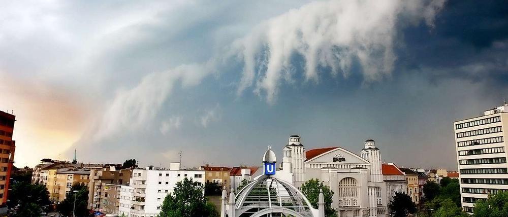 2. "Gewitterfront über dem Nollendorfplatz".