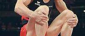 Augen zu und raus. Philipp Boy war seiner Mannschaft wegen einer Fußverletzung keine große Hilfe.Foto: dapd