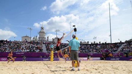 Hier pocht das Herz der Spiele. Beim Beachvolleyball sind die Fans schon früh wach und feiern bis spät durch. 