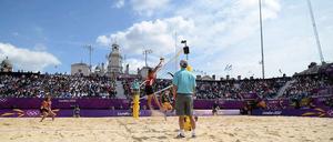 Hier pocht das Herz der Spiele. Beim Beachvolleyball sind die Fans schon früh wach und feiern bis spät durch. 