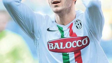Griff an den Kopf. Leonardo Bonucci ist im Wettskandal angeklagt. Heute spielt er mit Juventus Turin im Olympiastadion. Foto: dpa
