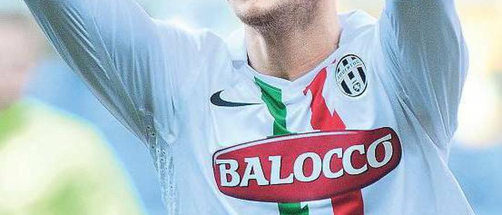 Griff an den Kopf. Leonardo Bonucci ist im Wettskandal angeklagt. Heute spielt er mit Juventus Turin im Olympiastadion. Foto: dpa