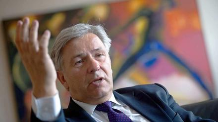Klaus Wowereit ist sauer auf die Piraten, weil diese interne Informationen ins Internet gestellt haben.