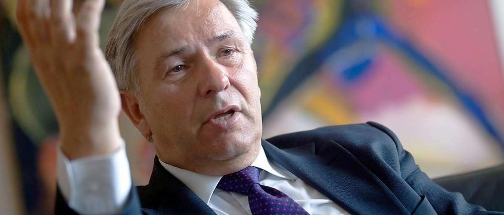 Klaus Wowereit ist sauer auf die Piraten, weil diese interne Informationen ins Internet gestellt haben.