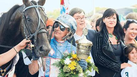 Späte Freude. Traber Josef Franzl und sein Hengst Dream Magic BE profitierten beim Derby von der Disqualifikation der eigentlichen Sieger. Foto: Sorge
