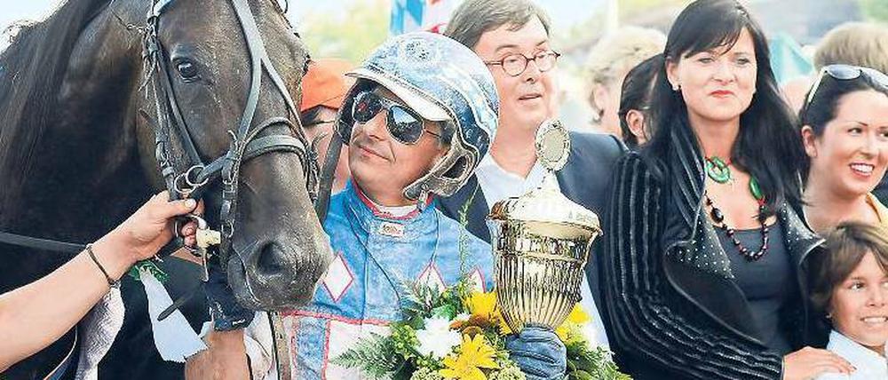 Späte Freude. Traber Josef Franzl und sein Hengst Dream Magic BE profitierten beim Derby von der Disqualifikation der eigentlichen Sieger. Foto: Sorge