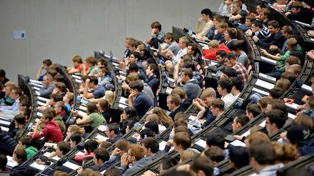 Büffeln für einen guten Abschluss - wie hier in Aachen. Doch was, wenn ein Absolvent am Ende weniger verdient als derjenige, der eine Ausbildung gemacht hat?