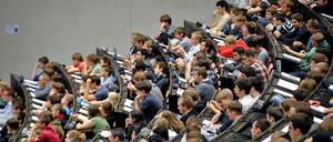 Büffeln für einen guten Abschluss - wie hier in Aachen. Doch was, wenn ein Absolvent am Ende weniger verdient als derjenige, der eine Ausbildung gemacht hat?