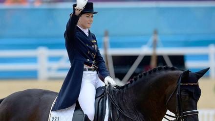 Dressurreiterin Kristina Sprehe winkt auf dem Pferd Desperados. 