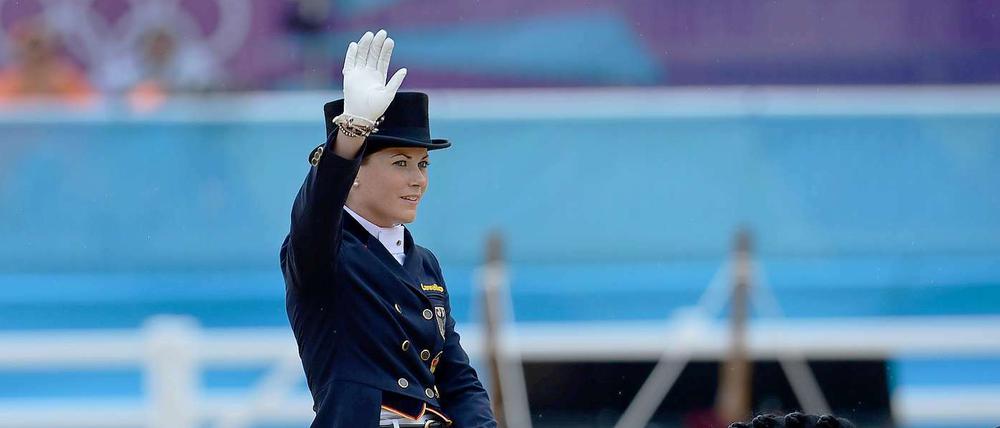 Dressurreiterin Kristina Sprehe winkt auf dem Pferd Desperados. 